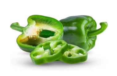 Dilimlenmiş yeşil dolma biber beyaz arkaplanda izole