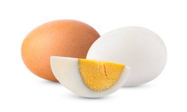Kaynamış yumurta beyaz arkaplanda izole. 