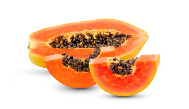 Papaya beyaz arka planda izole edilmiş dilimler