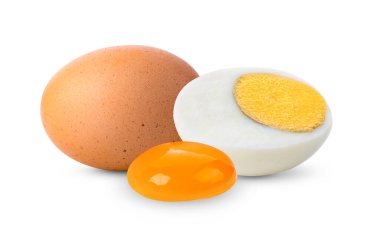 Kaynamış yumurta beyaz arkaplanda izole. 