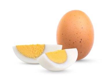 Kaynamış yumurta beyaz arkaplanda izole.