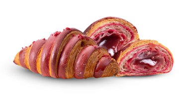 Ahududu kruvasanı beyaz arkaplanda izole edilmiş.