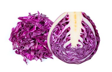 Beyaz arka planda izole edilmiş mor lahanayı dilimle. en üstteki görünüm