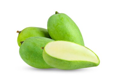 Beyaz arkaplanda yeşil mango izole edildi