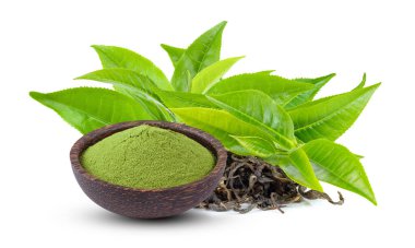 toz kibrit yeşil çay kasede ve beyaz arka planda yaprak izole