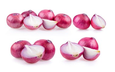Beyaz arkaplanda kırmızı soğan izole edildi