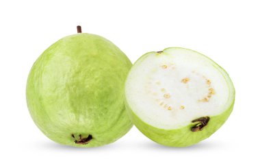 beyaz arkaplanda izole edilmiş taze guava meyvesi