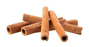  beyaz zemin üzerine yığılmış tarçın