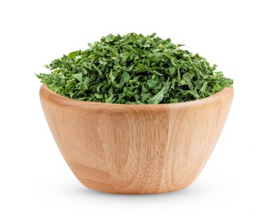 Tahta kaşıkta kurutulmuş maydanoz. Beyaz arka planda izole edilmiş.