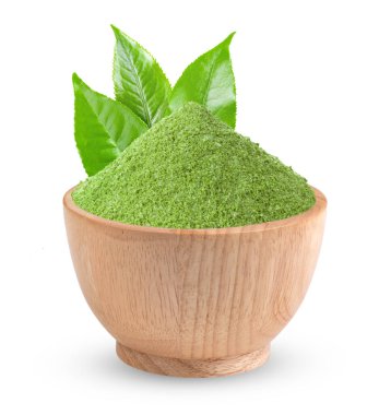 Beyaz arka planda izole edilmiş tahta kaşıkta yeşil çay tozu.