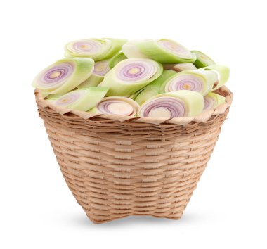 Beyaz arka planda izole edilmiş limon çimlerini sepete koy