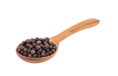 Beyaz arka planda izole edilmiş ahşap kaşıkta siyah biber.