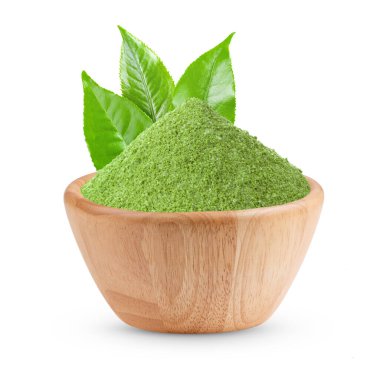 Beyaz arka planda izole edilmiş tahta kaşıkta yeşil çay tozu.