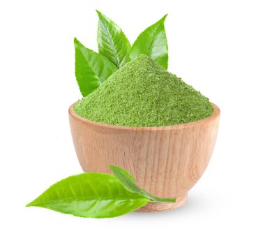 Beyaz arka planda izole edilmiş tahta kaşıkta yeşil çay tozu.