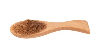 Tahta kaşıkta kahverengi Teff Tanesi, beyaz arka planda izole edilmiş.