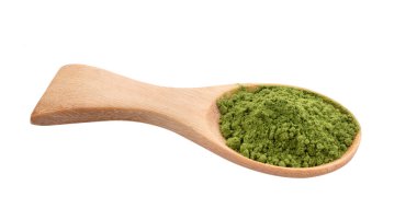 Beyaz arka planda ahşap kaşıkta kibrit yeşil çay tozu