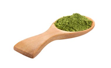 Beyaz arka planda ahşap kaşıkta kibrit yeşil çay tozu