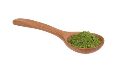 Beyaz arka planda ahşap kaşıkta kibrit yeşil çay tozu