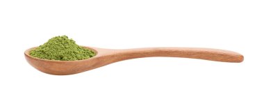 Beyaz arka planda ahşap kaşıkta kibrit yeşil çay tozu