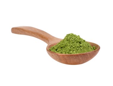 Beyaz arka planda ahşap kaşıkta kibrit yeşil çay tozu