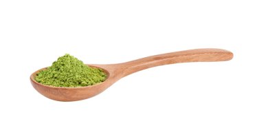 Beyaz arka planda ahşap kaşıkta kibrit yeşil çay tozu
