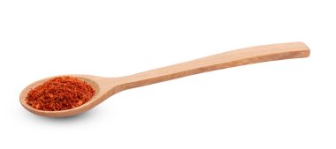 Beyaz arka planda tahta kaşıkta kırmızı biber yığını