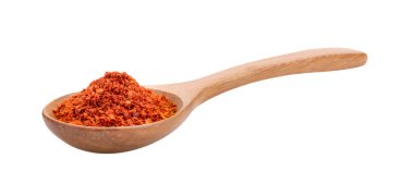 Beyaz arka planda tahta kaşıkta kırmızı biber yığını