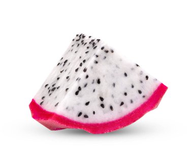 Beyaz arka planda ejderha meyvesi dilimleri