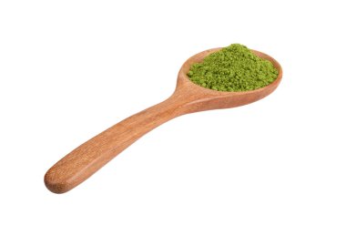 Beyaz arka planda ahşap kaşıkta kibrit yeşil çay tozu