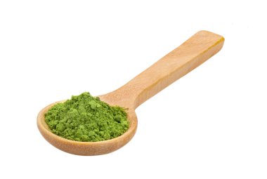 Beyaz arka planda ahşap kaşıkta kibrit yeşil çay tozu