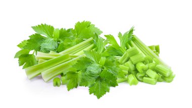 Kereviz beyaz arkaplanda izole edildi.