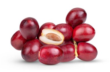 beyaz arkaplanda izole edilmiş kırmızı ham hurma