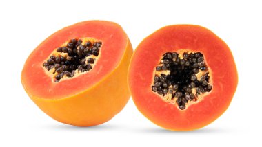 Yarım olgun papaya meyvesi ve beyaz arka planda izole edilmiş tohumlar.