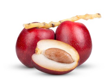 beyaz arkaplanda izole edilmiş kırmızı ham hurma