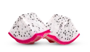 Beyaz arka planda ejderha meyvesi dilimi