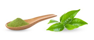 Anında ahşap kaşıkta yeşil çay ve beyaz arka planda çay yaprakları