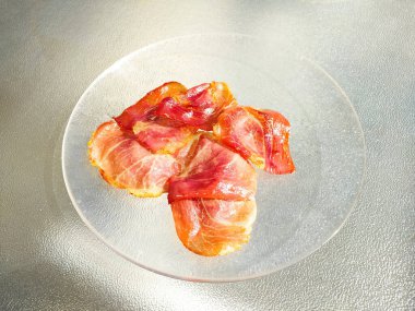 Lezzetli yemekler, kızarmış pastırma. Yemek için domuz eti. Restoran malzemeleri..