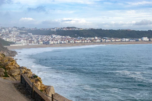 ポルトガルのナザレ市はサーフィンの象徴です 海岸線と町の上からの眺め 大きな波と観光地 風景写真 — ストック写真