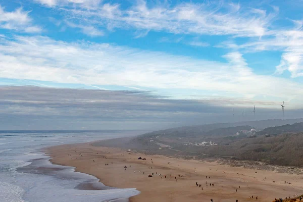 ポルトガルの海岸線はリラックスするのに最適な場所です サーフィンや瞑想のための大西洋の大きな波 風景写真 — ストック写真