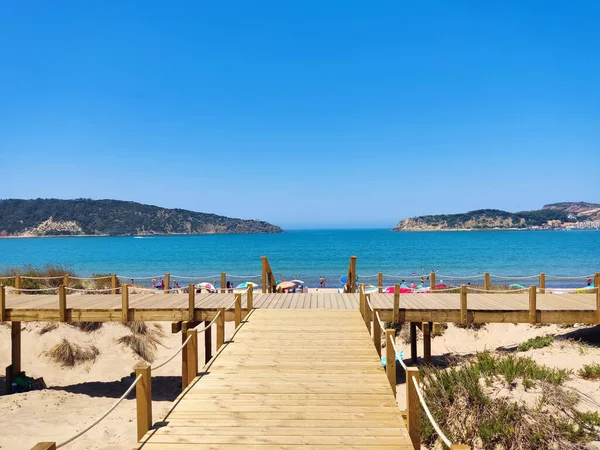 サンマルティニョ ポルトガル 2022年7月9日 湾と木製のウォーキングパス上の美しいビーチ — ストック写真