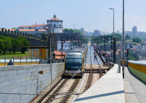PORTO, PORTUGAL - HAZİRAN 05, 2023: Metro 1. Tarihi şehir, eski şehrin mimarisi. Ribeira ve Douro nehrine git..