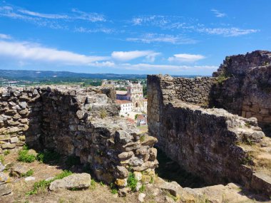 Portekiz 'in eski Alcobaca kasabasında Gotik Portekiz tarzında antik katolik manastırı.