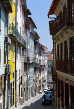 Porto 'nun ünlü tarihi şehri Portekiz. Eski kentin mimarisi. Avrupa 'daki Ribeira ve Douro nehrine seyahat.