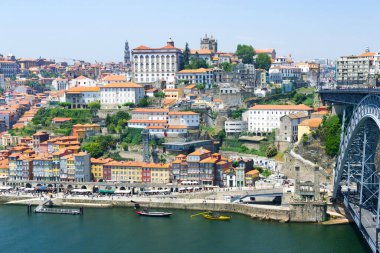 Porto 'nun ünlü tarihi şehri Portekiz. Eski kentin mimarisi. Avrupa 'daki Ribeira ve Douro nehrine seyahat.