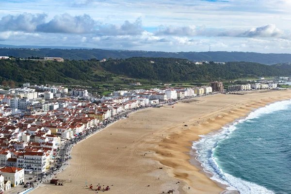 纳扎尔市在葡萄牙 是冲浪的象征 沿着海岸线 从上方俯瞰全镇 大浪的旅游胜地 景观照片 — 图库照片