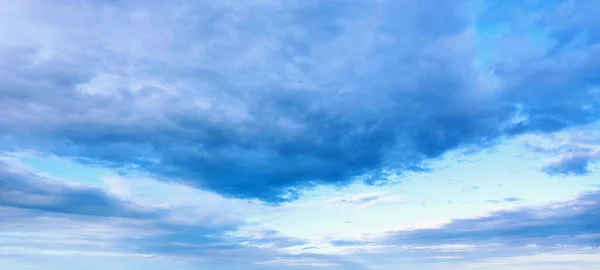 Блакитний Фон Неба Білими Хмарами Краса Яскравого Повітря Сумовитий Яскравий — стокове фото