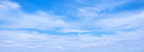 Modrá Obloha Pozadí Bílými Mraky Krása Jasný Vzduch Pozadí Ponurý — Stock fotografie