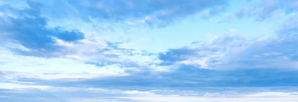 Blauer Himmel Hintergrund Mit Weißen Wolken Schönheit Helle Luft Hintergrund — Stockfoto