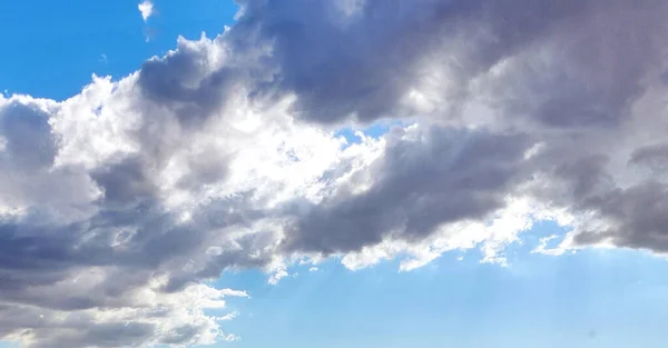 Beyaz Bulutlu Mavi Gökyüzü Arkaplanı Güzel Parlak Hava Arka Planı — Stok fotoğraf