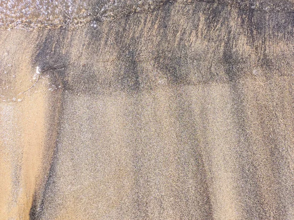 ビーチぬれた砂のテクスチャ サンディショアベージュの背景 空のきれいな海岸 — ストック写真